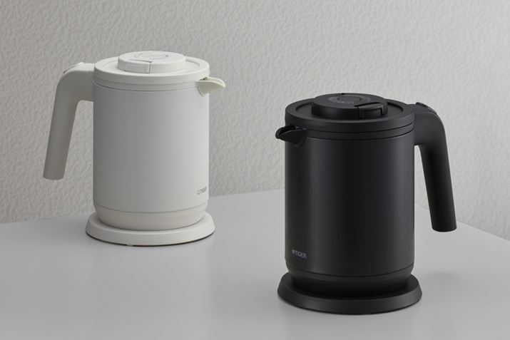 "PCK-A080" đầy phong cách có màu đơn điệu mờ và hình dạng tuyến tính.  Nó có dung tích 800 ml và có hai màu, đen mờ (phải) và trắng mờ (trái).