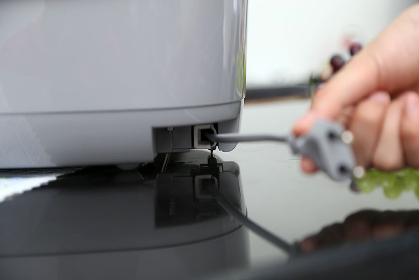 10 lưu ý cần nhớ khi sử dụng nồi cơm cao tần Nhật Bản 1 Sử dụng ổ cắm riêng biệt cho nồi cơm cao tần Nhật Bản